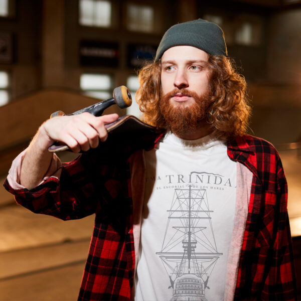 Hombre vistiendo la camiseta del Santísima Trinidad