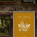 Lámina "Yo solo" de Legado Hispánico enmarcada en la pared