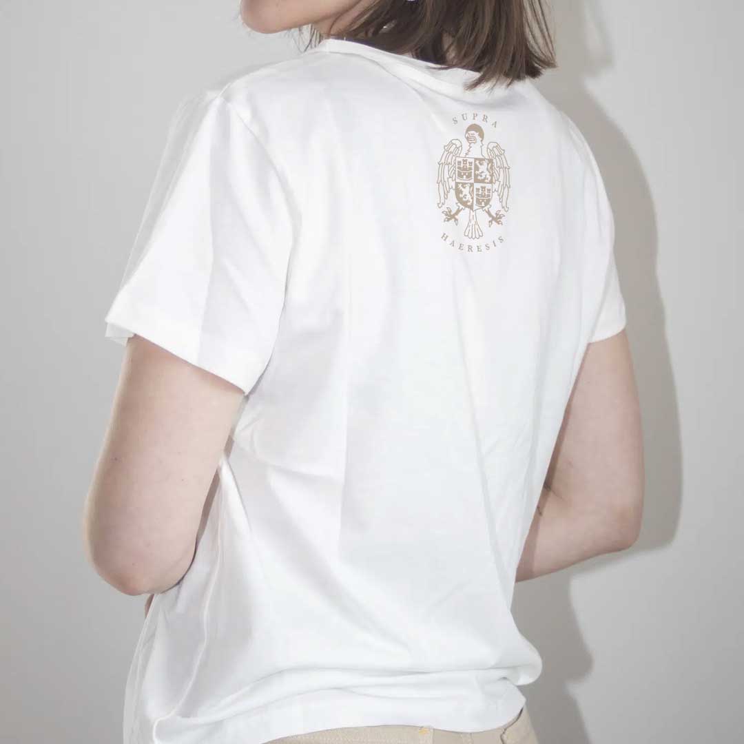 camiseta_isabel_catolica_blanco_vista_trasera_modelo_femenina Camiseta Isabel la Católica, modelo de espaldas