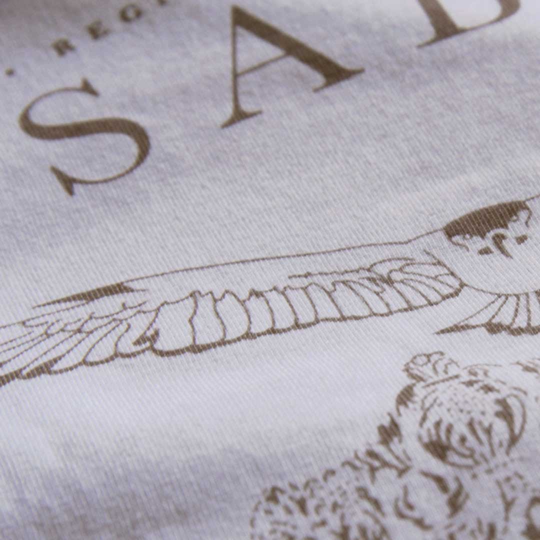 detalle_camiseta_isabel_catolica_blanco_tejido_estampado Estampado de espalda de la camiseta de Isabel la Católica
