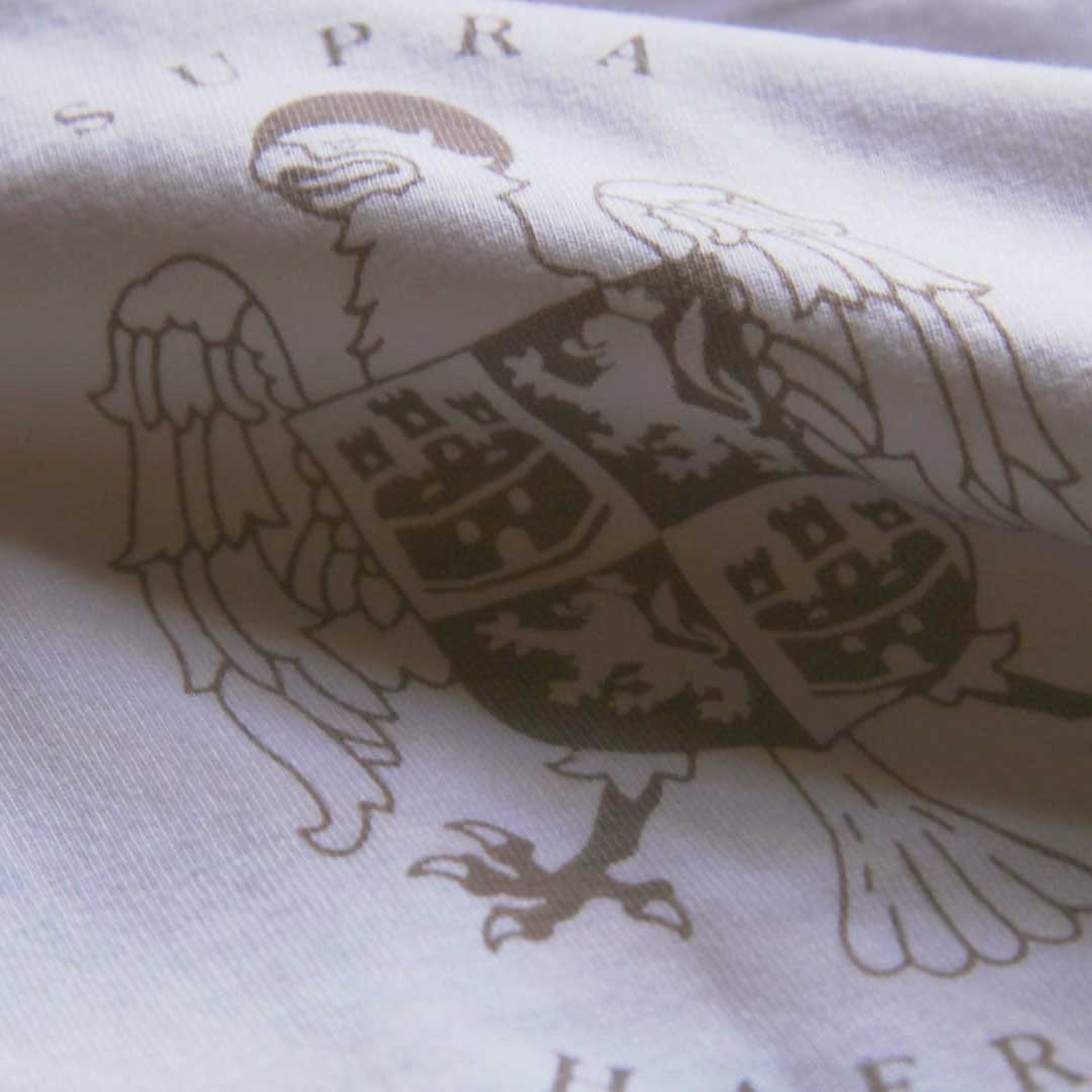 detalle_camiseta_isabel_catolica_blanco_tejido_estampado_trasero Estampado trasero de la camiseta de Isabel la Católica de Legado Hispánico